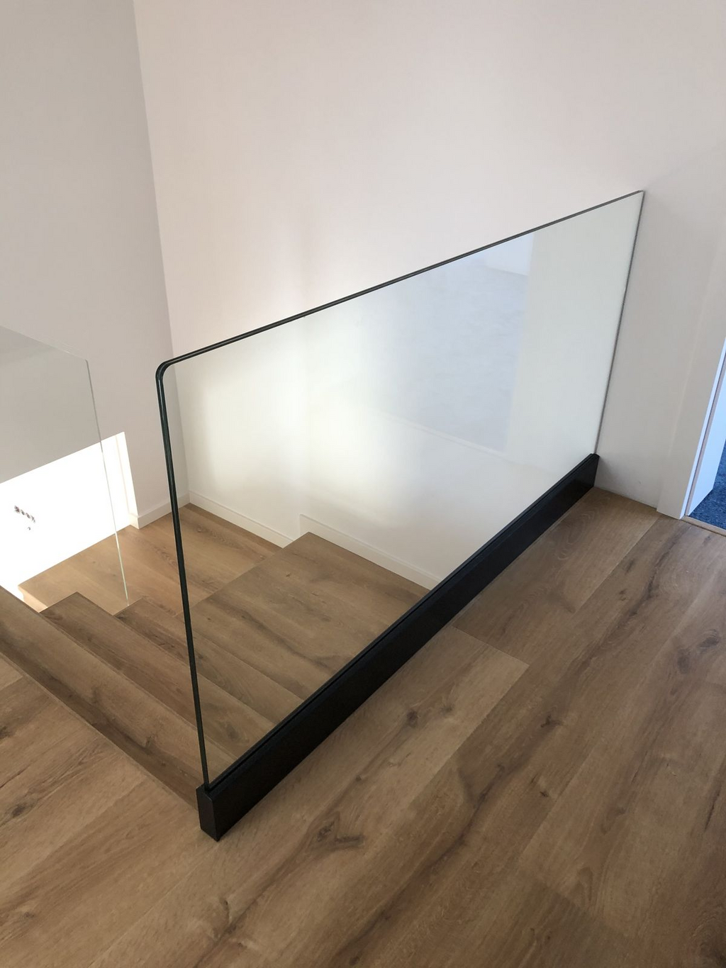 Clean & Modern U-Channel Railing Systems - Anewson