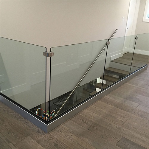 Sleek Deck Railing: Glass Panels in Aluminum U-Channel - Anewson